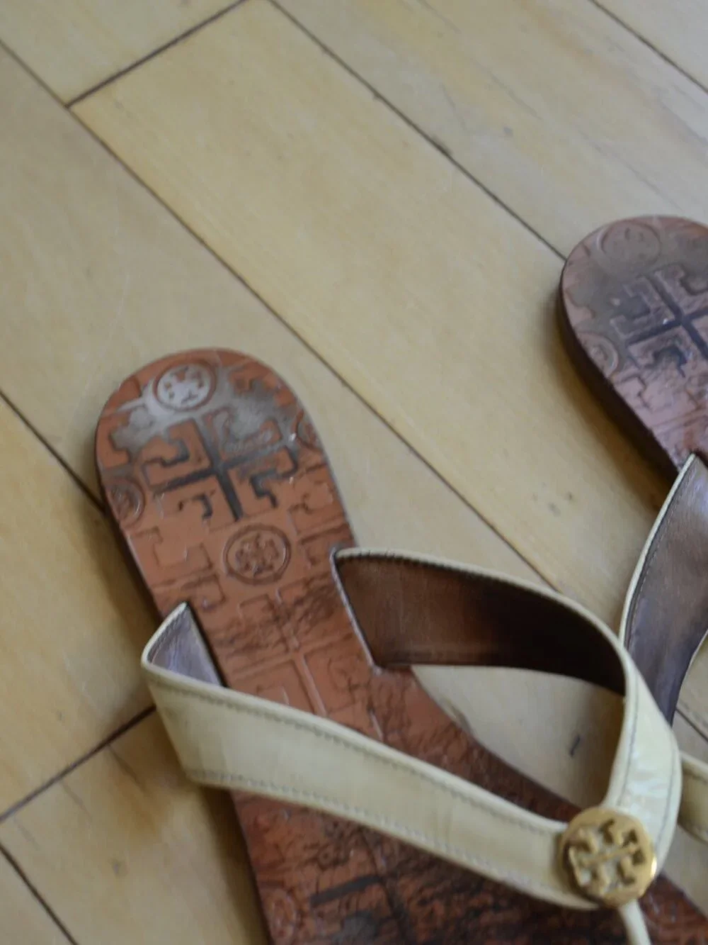 Tory Burch Thora Beige Leather Gold Logo Thong Flat Sandals Size 11M